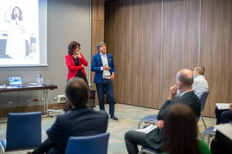 Formatrice OSM Real Estate davanti agli agenti